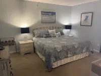 Enjoy beautiful sunsets from the balcony or wade into the waves just steps away! Tiki Gardens附近的飯店