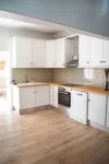 Boho Beach Villa - patio w/ bbq. 2 min to the beach, 15 to Lisbon