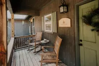 Cozy lake house with fire pit and lake access in backyard