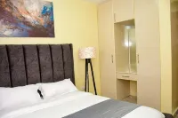 Stylish fully furnished 2 bedroom  2 bath in Kitale 5 min from city center のホテル