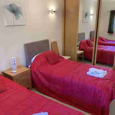 TripAdvisor Rated (70 Reviews), 100m from Beach, Wifi & All Sky Sports/Movies Rooms
