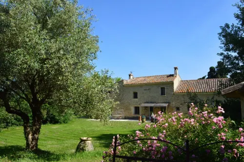 Mas Delgado, in the heart of the Luberon, at the foot of Mont Ventoux. 蒙特住宿飯店