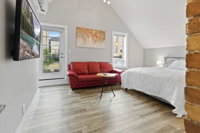 Single Bachelor unit en-suite Across from Google