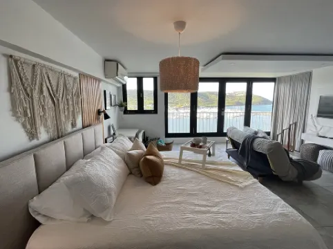 Couples Retreat Studio Ocean Front,300MB WiFi.  SuperHost!!