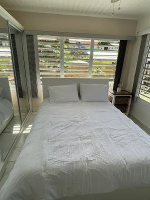 Modern oasis loaded w/amenities! 5-8 mins to the beaches, shops dining & ferries