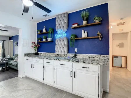 Mad Beach Bungalow w/ Heated Pool - 4 Mins to Madeira Beach Отели в г. Бей-Пайнс