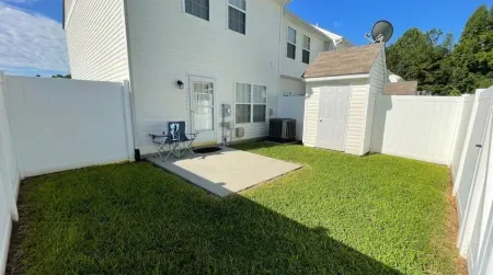 A spacious 3-bedroom townhouse with 2 1/2 baths. Отели рядом с достопримечательностью «Парк Роквуд»