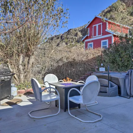 On-Site Trails! Hot Tub Hideaway in Zion Area