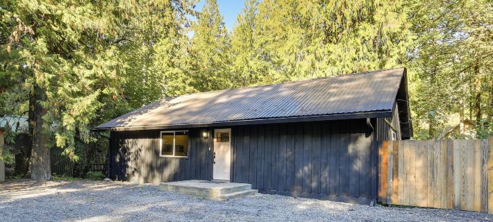 Mt Hood Launchpad! Cozy Retro Rhododendron Cabin Hotels in Clackamas County