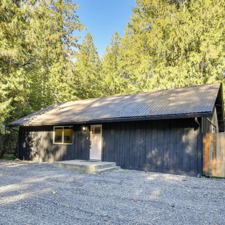 Close to Mt Hood Skibowl: Retro Rhododendron Cabin