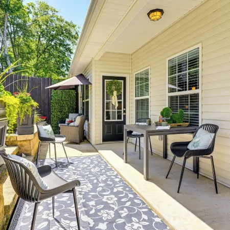 Private Patio & Workspace: Cleveland Condo