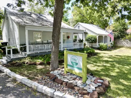 Comal Inn Отели рядом с достопримечательностью «Guadalupe River»