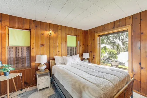 Waterfront Cottage w/ Dock & Views in Six Lakes! - Homestays