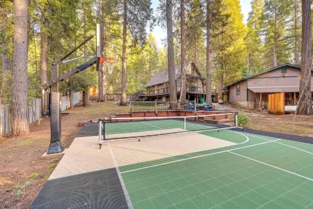 Outdoor Oasis: Modern Nordic Cottage by Lake!