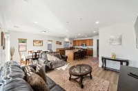 Charming Pet-friendly Getaway In Sunny Beaumont 4 Bedroom Home Hotels in Beaumont