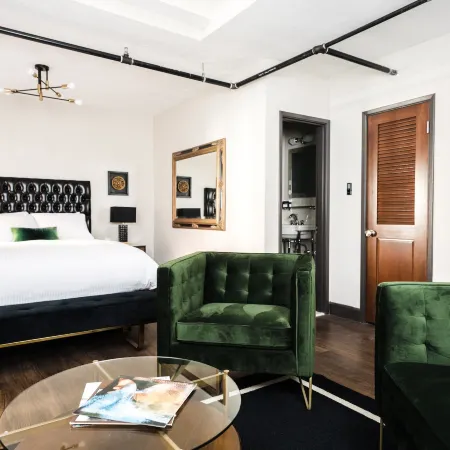 Hotel Crocodile & Crocodile Music Venue Отели рядом с достопримечательностью «Торговый центр "Уэстлейк"»