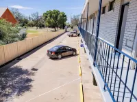 Sandors Motor Inn - parking