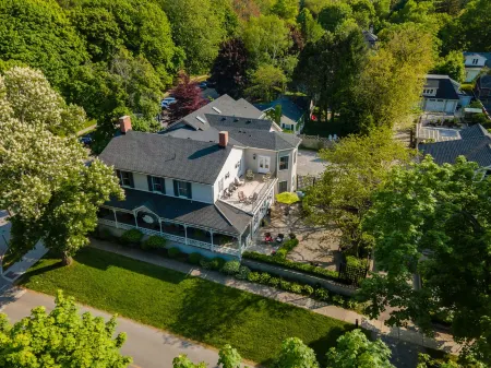 The Old Bank House Отели рядом с достопримечательностью «Флорал Клок»