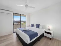 Pacific Marina Apartments - Beach