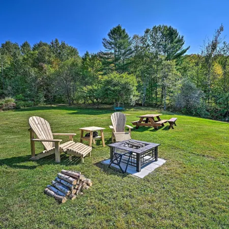 Cozy Apt w/ Hot Tub & Deck, 10 Mi to Stowe Resort!