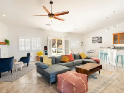 Hillside Desert House - Hot Tub, Fire Pit and BBQ! 3 Bedroom Home by RedAwning 絲蘭谷酒店