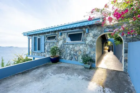 Breathtaking  views , Jacuzzi , open plan house , 5 min to Nanny Cay Beach & Bar