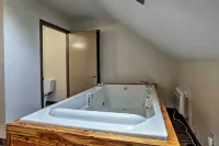 Burkesville Apt w/ Deck, Views & Pool Access! - Wifi