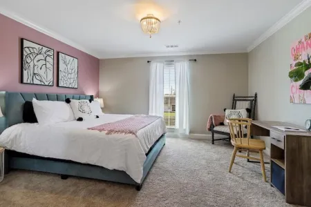 2-bd condo close to campus, free parking, sleeps 6