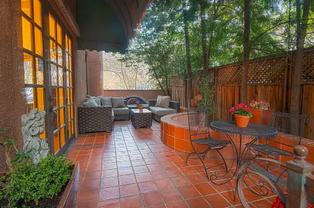 Inn at Parkside Отели рядом с достопримечательностью «McClatchy Library»