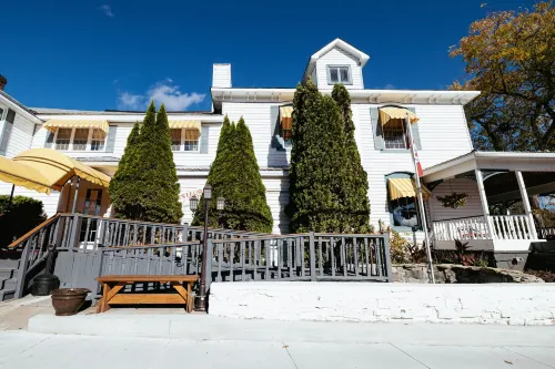 The Cove Inn Hotels in Rideau Lakes