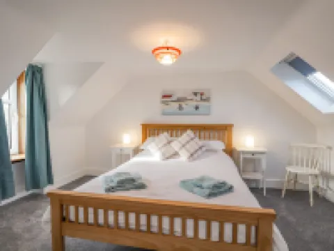 19 Reidhaven Street Hotels near Salmon Howie