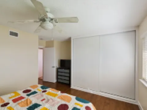 ที่พักส่วนตัวให้เช่าสไตล์โมเดิร์นที่ให้ความผ่อนคลายพร้อมสระว่ายน้ำส่วนตัว 4 ห้องนอน โดย RedAwning โรงแรมในอาซูซ่า