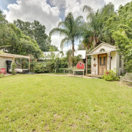 1 Mi to Lake Dora: Cottage w/ Shared Yard & Patio!