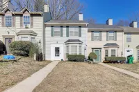 Georgia Townhome - 3 Mi to Stone Mountain Park! Hotels in Stone Mountain