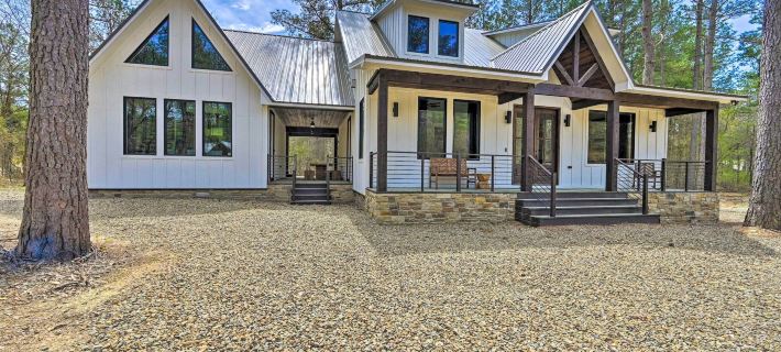 Private Hot Tub, Outdoor Fireplace: Broken Bow Gem Hotels in Broken Bow