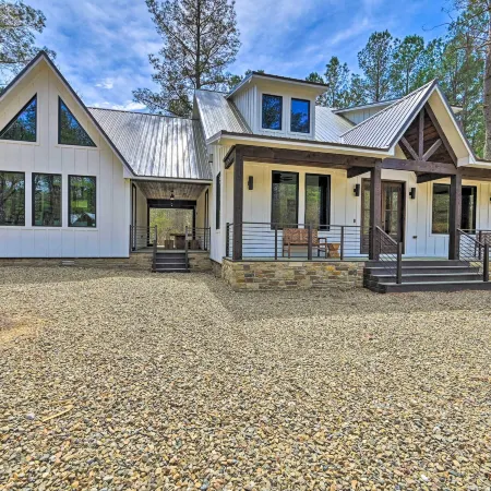 Private Hot Tub, Outdoor Fireplace: Broken Bow Gem