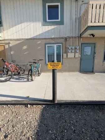 Minutes from the Airport. Free WiFi & parking! Onsite laundromat & food market. Отели рядом с достопримечательностью «Заказник Френдс оф Кримерс Филд эт Кримерс Филд Мигратори Уотерфоул»