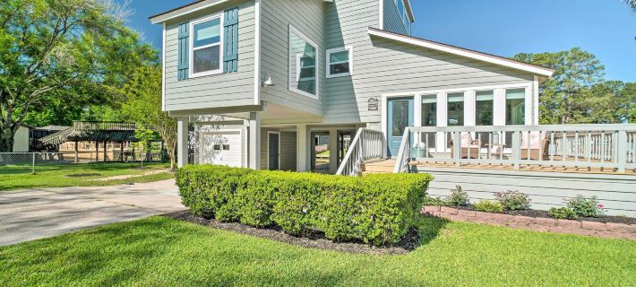 Bright Home w/ Dock on Lake Conroe! Hotels in Montgomery County