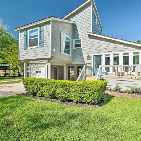 Bright Home w/ Dock on Lake Conroe!