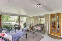 Fire Pit & Game Room: Family Home in Marshall - Wifi