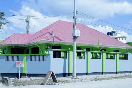 L &j modern backpackers BnB Отели рядом с достопримечательностью «Коко Бич»