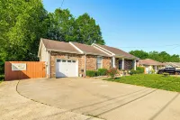 Home w/ Hot Tub, Playset & Grills in Clarksville! - 4 stjerner