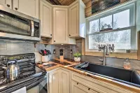 Modern Cabin w/ Fire Pit < 3 Mi to Trails! Hotels in Boyd