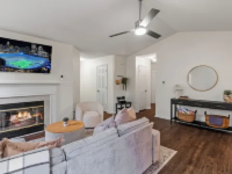 Stylish 3-bedroom home in central Cornelius-Chalkboard Wall-Firepit-Grill & more Hotels in Cornelius