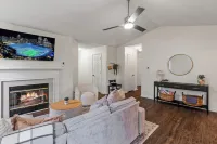 Stylish 3-bedroom home in central Cornelius-Chalkboard Wall-Firepit-Grill & more Hotels in Cornelius