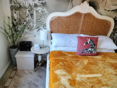 Canalside Chic – Your London Escape Starts Here!  Wifi and Airport Transfers Отели рядом с достопримечательностью «Парк Гейдбридж»