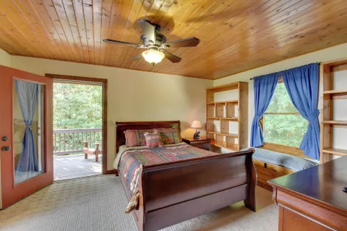 Hot Tub, Game Tables & Mtn Views: Ellijay Cabin - 3 stjerner