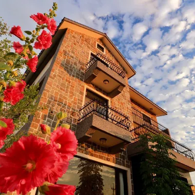 Floral Land B&B Hotels near Pinghe Station
