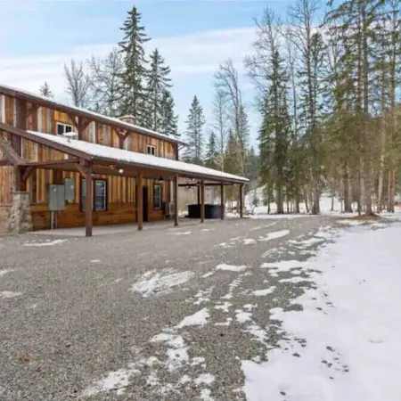 Peaceful cabin overlooking meadow with hot tub