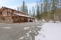 Peaceful cabin overlooking meadow with hot tub